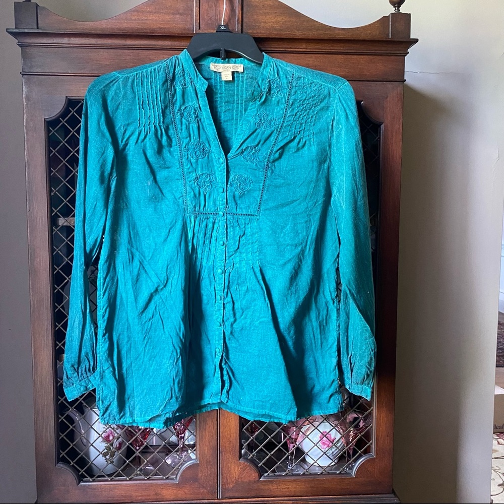 Nine West Vintage America long sleeve green blouse-  lovely embroidered detail